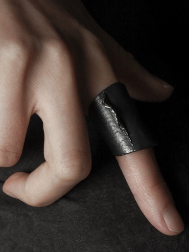 Black ocean shadow wide ring