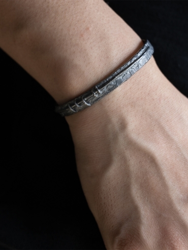 Nestling Collection Black Bangle