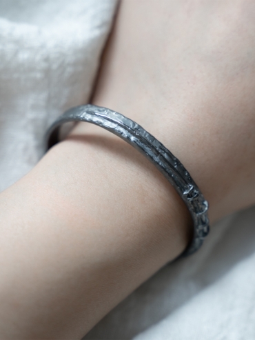 Nestling Collection Black Bangle