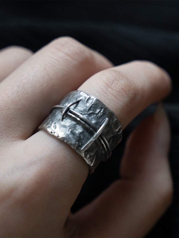 Nestling collection black&white silver ring