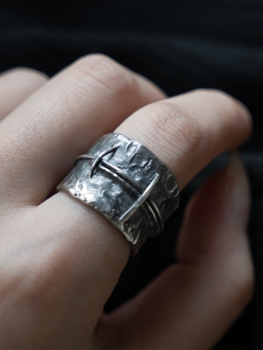 Nestling collection black&white silver ring