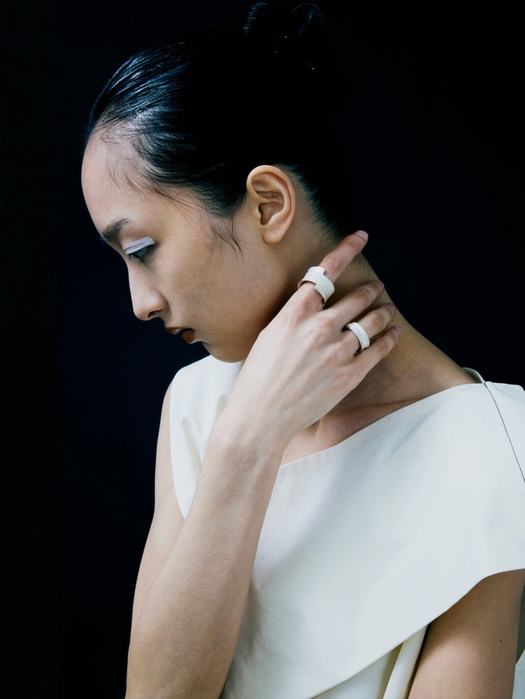 White Manifolds Ring