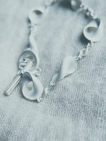 White Fog Bow Bracelet