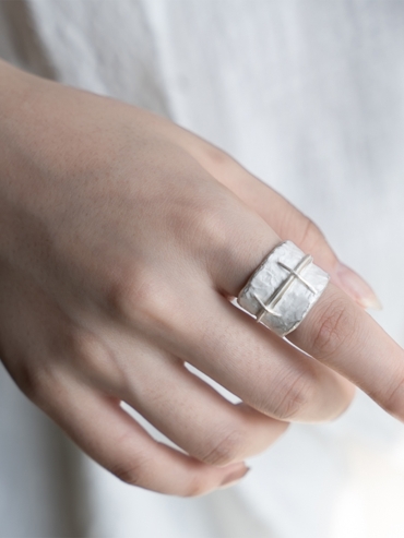 Nestling collection white silver ring