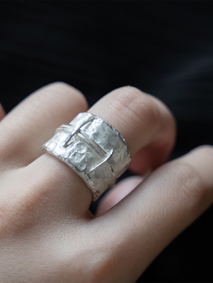 Nestling collection white silver ring