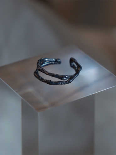 M.WONG Sky Collection Black Ear-clip/Pinky Ring