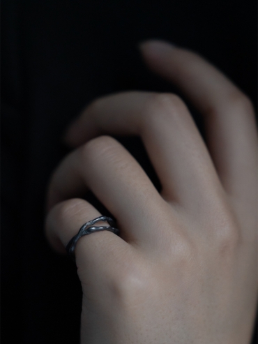 M.WONG Sky Collection Black Ear-clip/Pinky Ring