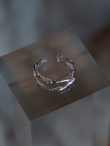 M.WONG Sky Collection White Ear-clip/Pinky Ring