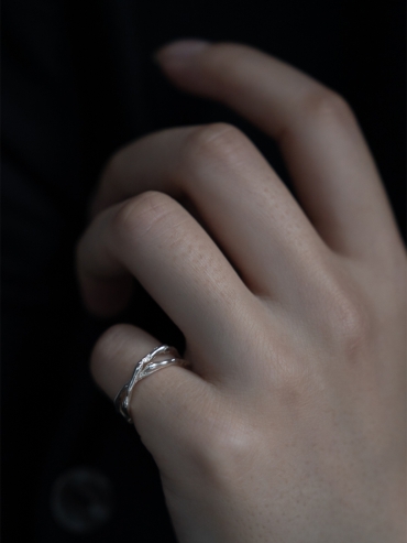 M.WONG Sky Collection White Ear-clip/Pinky Ring