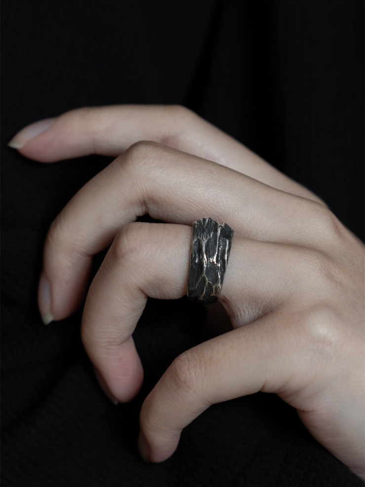 M.WONG Water Collection Black Silver Ring