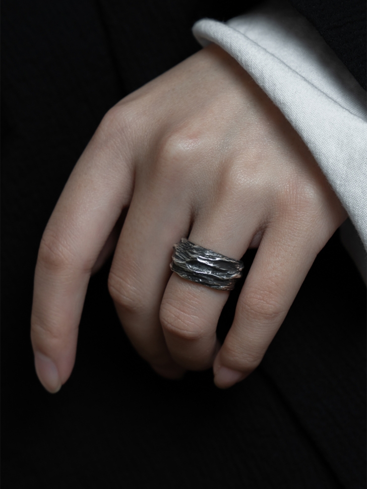 M.WONG Water Collection Black Silver Ring