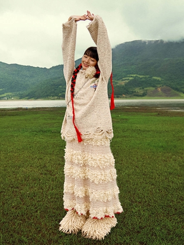 Beige Cliff Painting Wool Embroidered Speckled Loose Sweater