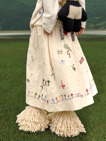Beige Cangyuan Cliff Painting Embroidered Pleated Cotton Skirt