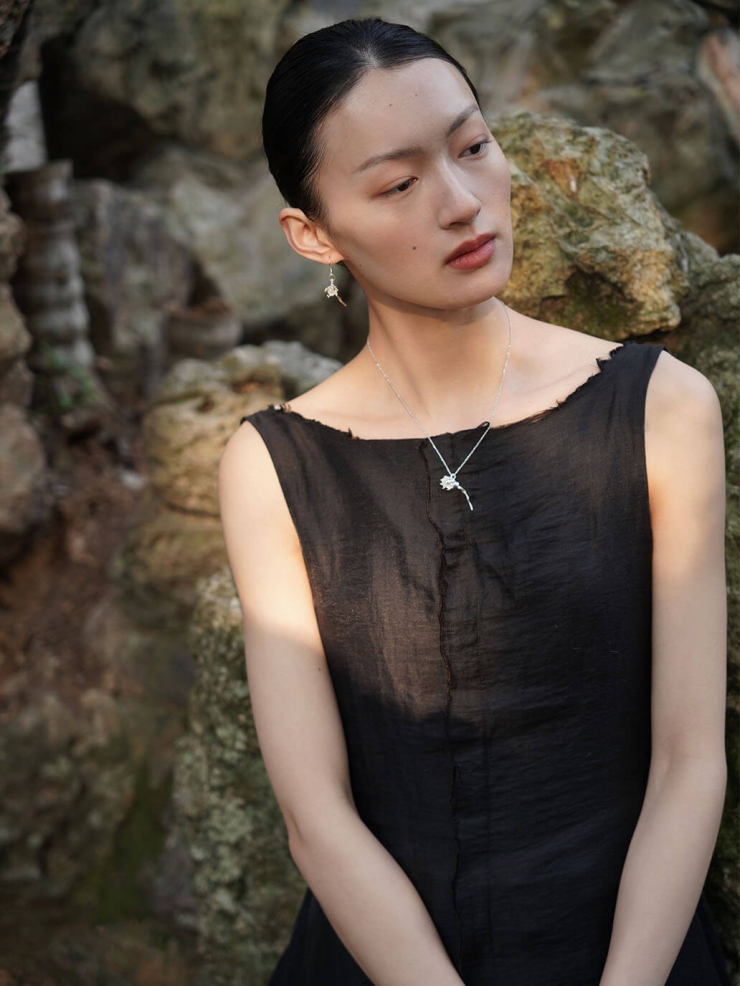 Silver Linkong Flower Necklace