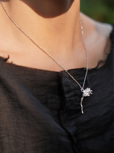 Silver Linkong Flower Necklace