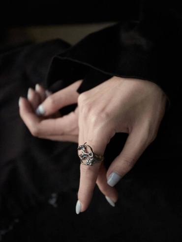 Black Resting Ring