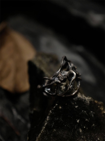 Black Resting Ring