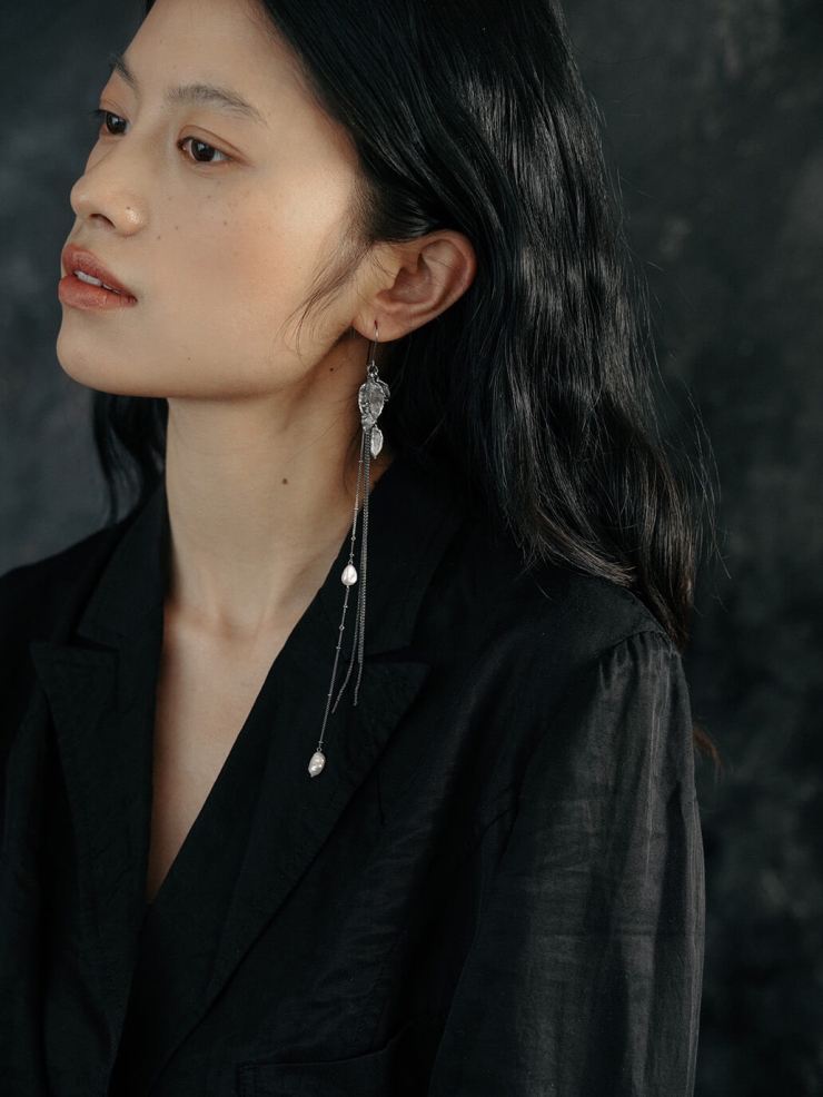 Aged Flowing Leaf Light Spot Earrings