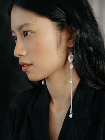 Silver Flowing Leaf Light Spot Earrings