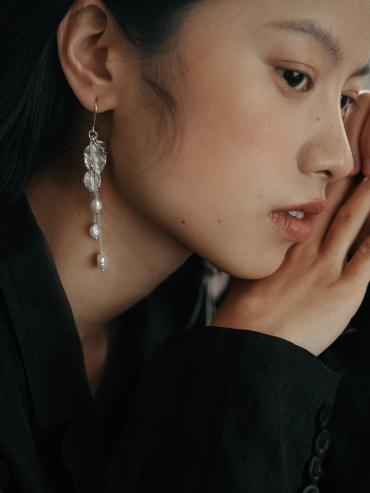 Silver Flowing Leaf Light Spot Earrings