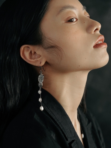 Aged Flowing Leaf Light Spot Earrings