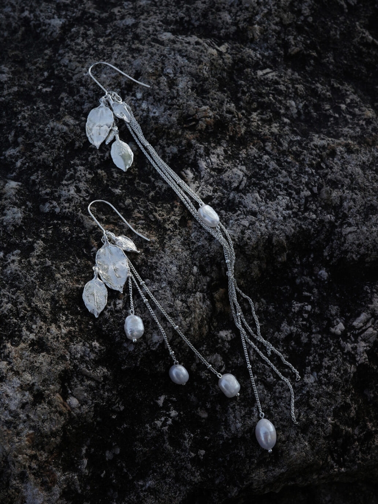 Silver Flowing Leaf Light Spot Earrings