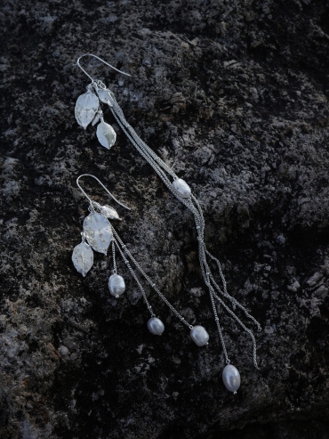 Silver Flowing Leaf Light Spot Earrings