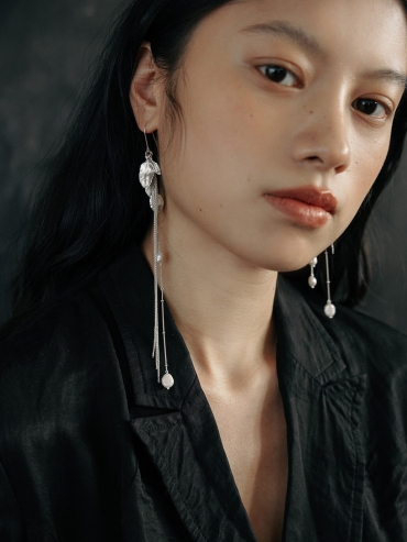 Silver Flowing Leaf Light Spot Earrings