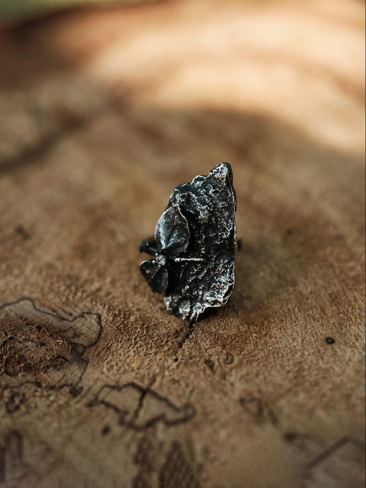 Aged Rock Leaf Ring