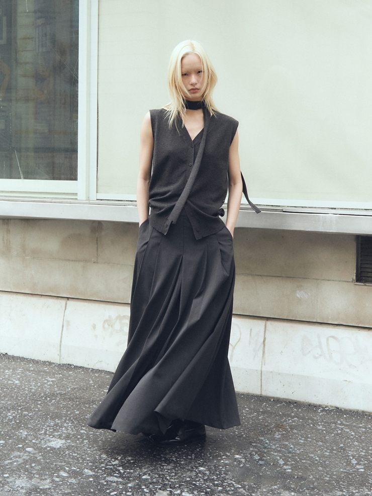 Dark Grey Knitted Vest With Scarf