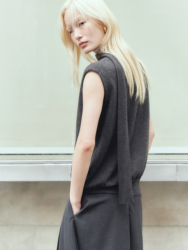 Dark Grey Knitted Vest With Scarf