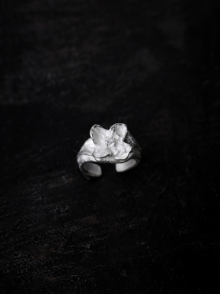 White petal ring inlaid with zircon