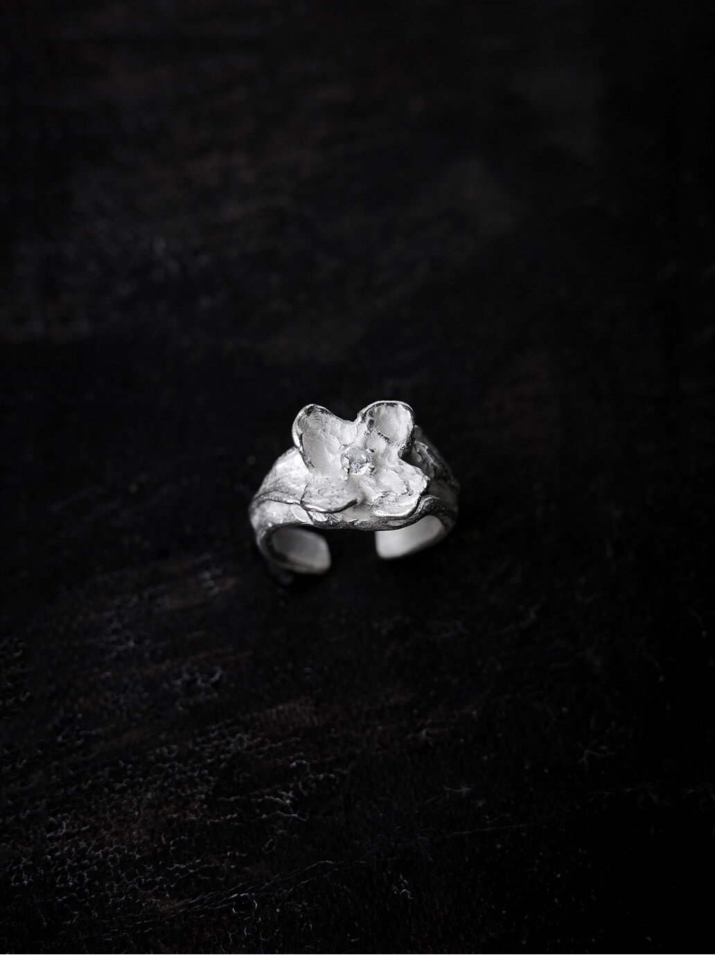 White petal ring inlaid with zircon