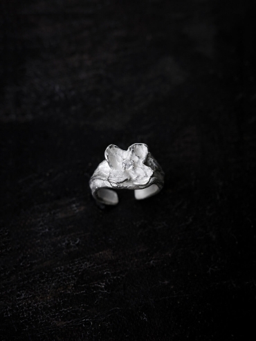 White petal ring inlaid with zircon