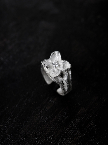 White petal ring inlaid with zircon