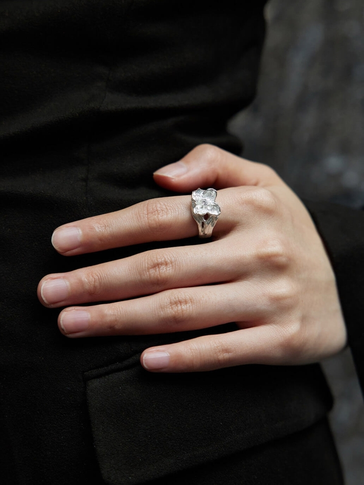 White petal ring inlaid with zircon