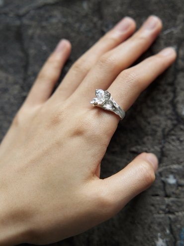White petal ring inlaid with zircon