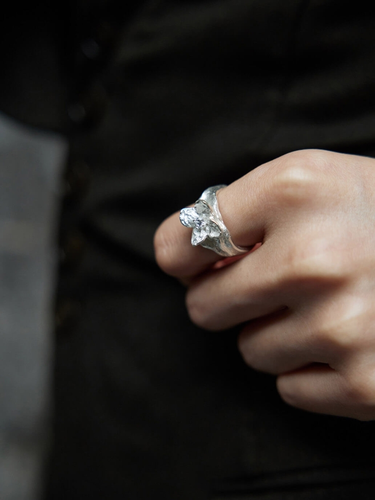 White petal ring inlaid with zircon