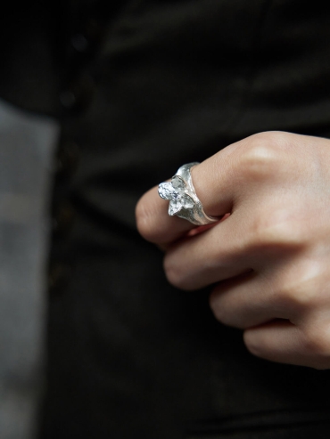White petal ring inlaid with zircon