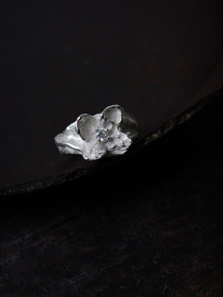 White petal ring inlaid with zircon