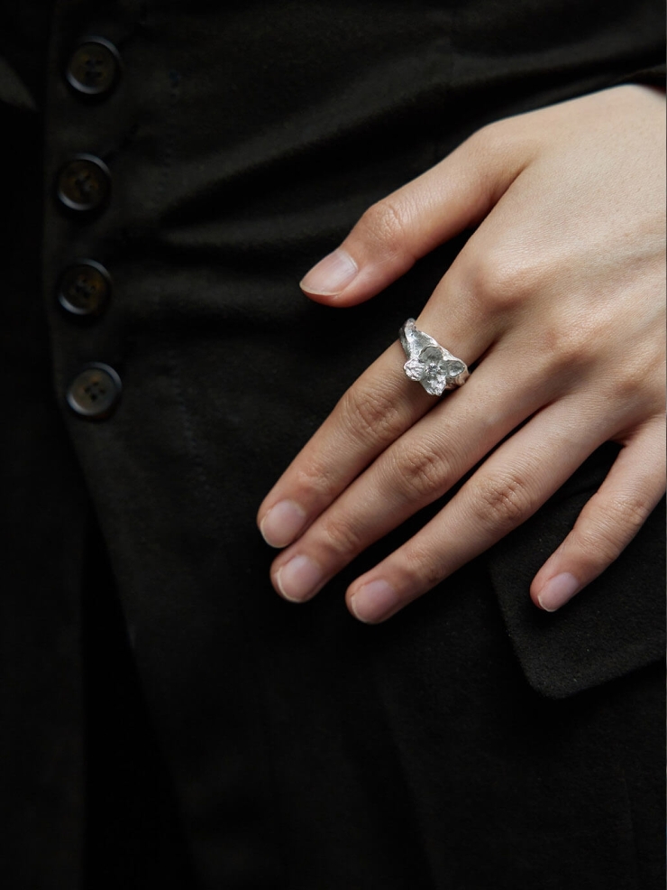 White petal ring inlaid with zircon