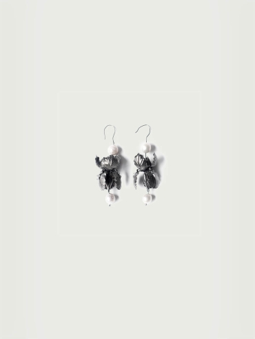 Black silver iris pearl earrings