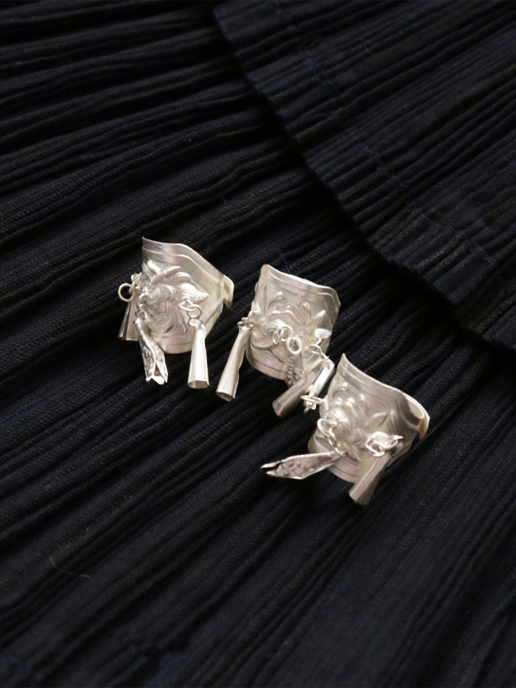 SUI-handmade silver ring with bell-shaped hangings
