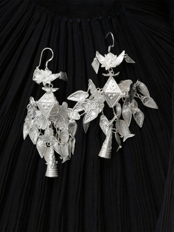 ZHAN-sparkling silver earrings with pyramid decoration