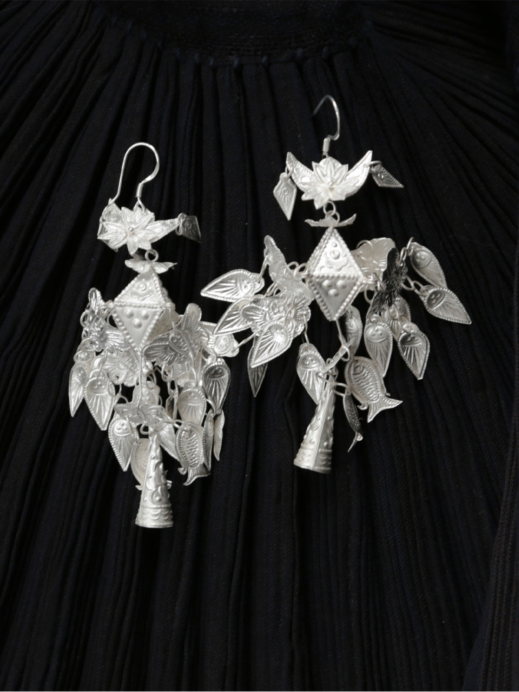 ZHAN-sparkling silver earrings with pyramid decoration