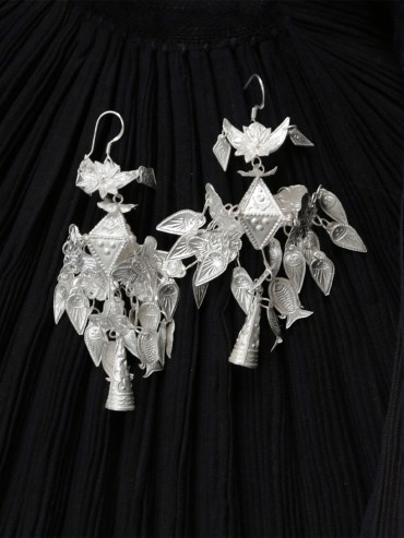 ZHAN-sparkling silver earrings with pyramid decoration