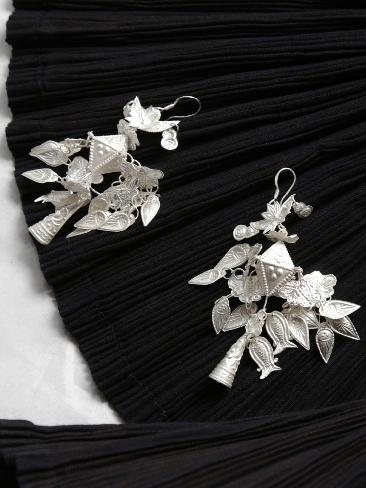 ZHAN-sparkling silver earrings with pyramid decoration
