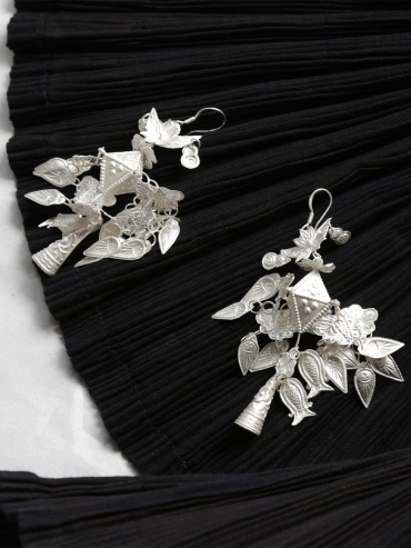 ZHAN-sparkling silver earrings with pyramid decoration