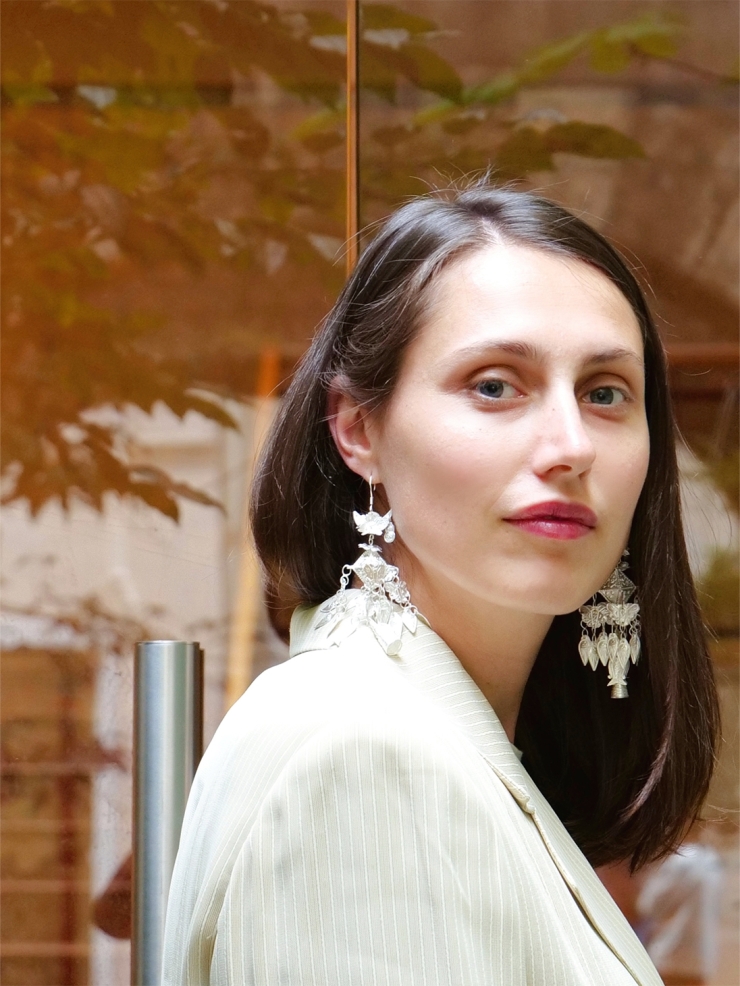 ZHAN-sparkling silver earrings with pyramid decoration