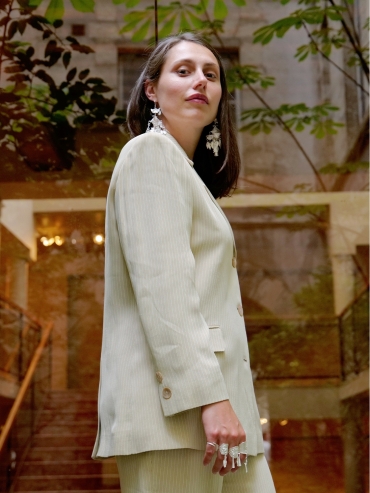 ZHAN-sparkling silver earrings with pyramid decoration